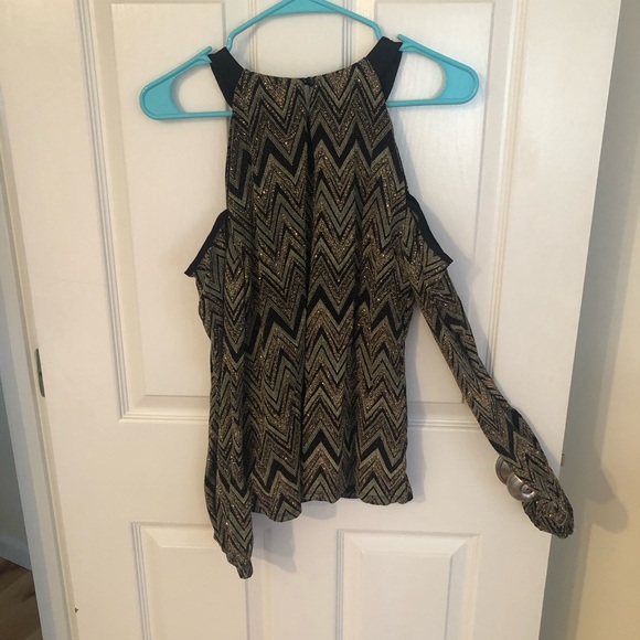Boston Proper Glitter Zig Zag cold shoulder top Size S NWOT - Picture 4 of 8